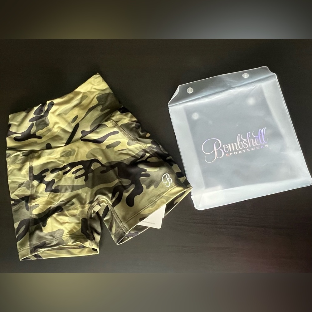 Bombshell Sportswear - Camo Straight Up short - Size Small